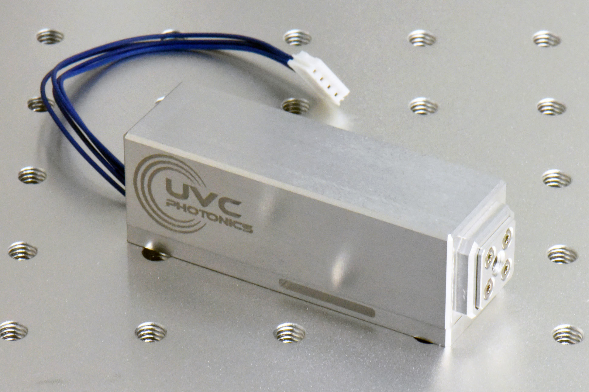 UVC Photonics社のコンパクトなUVレーザーは青色励起ダイオード、プラセオジウム結晶、第二高調波発生 (SHG) 用結晶、共振器出力ミラーで構成されている。.2写真提供：UVC Photonics社